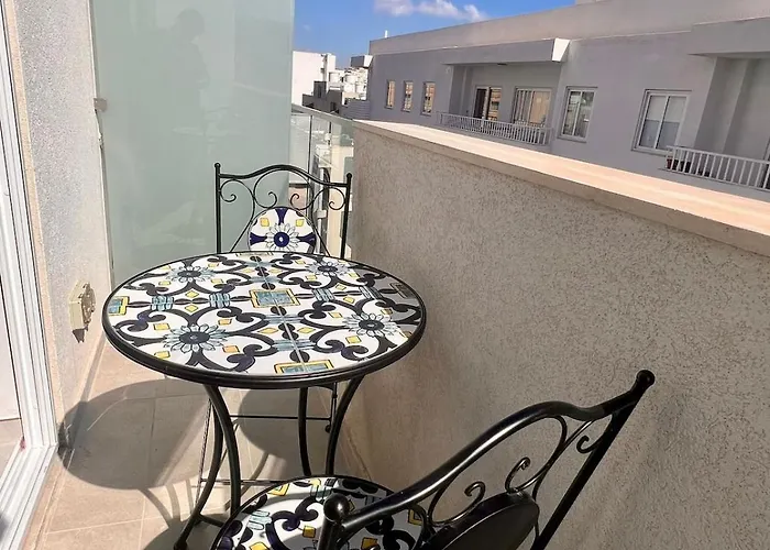 Stylish 2-bedroom Apartment- Near Valletta! Great For Families Or Groups *